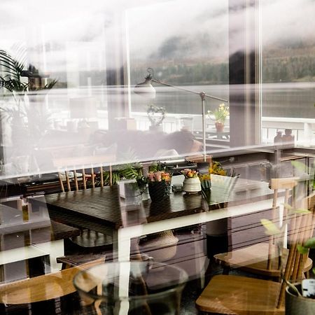 Fjaerland Fjordstove Hotell - Huseby Hotelldrift As Buitenkant foto